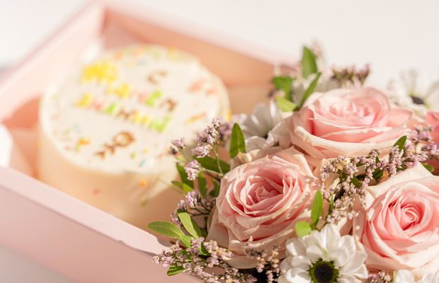 Cum poți organiza o surpriză cu flori partenerei tale