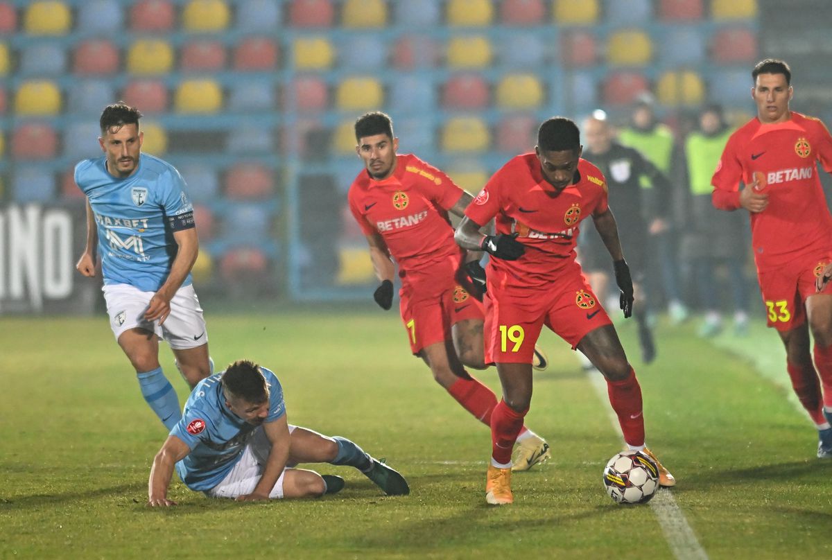 Ce „Comenie”! » Florinel o salvează de unul singur pe FCSB și o ține pe Rapid la 10 puncte! Clasamentul ACUM