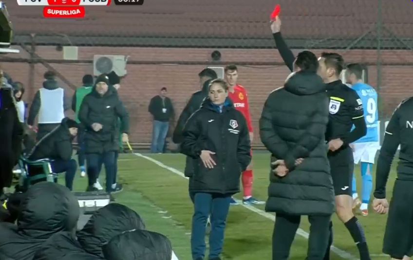 Mihai Pintilii (39 de ani), delegatul celor de la FCSB, a văzut cartonașul roșu în minutul 37 al partidei de la FC Voluntari, din runda cu numărul 28 a Superligii / FOTO: Captură TV @Orange Sport 1