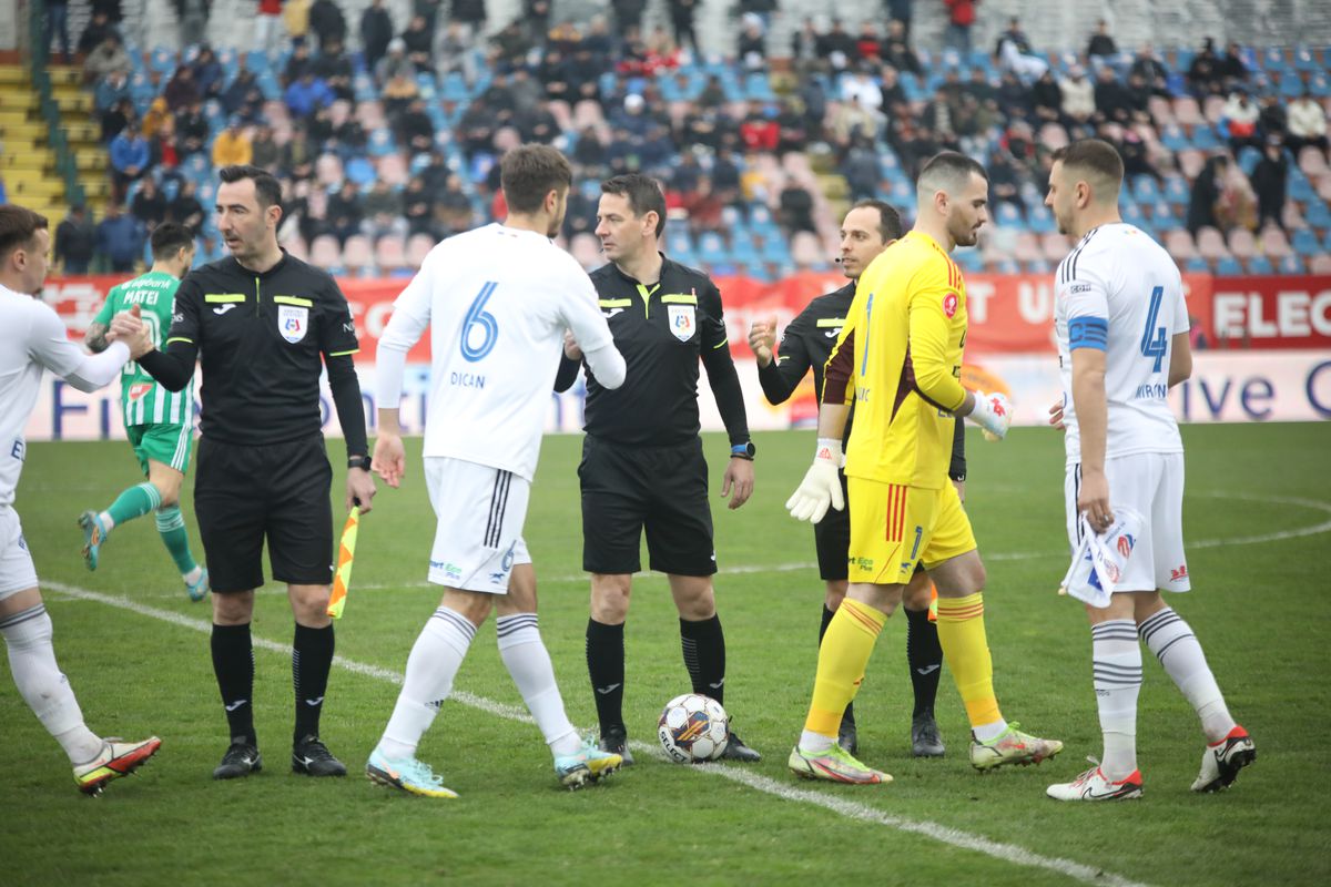 Scene incredibile în Superligă » A rupt banca de rezerve în momentul înlocuirii