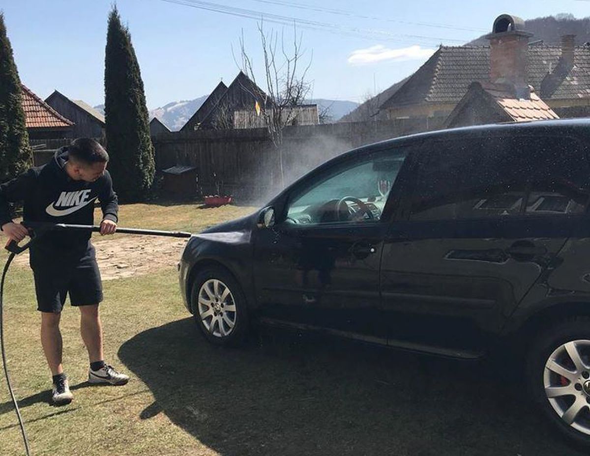 GALERIE FOTO. Un jucător al lui Sepsi gustă din plin viața la țară pe timpul izolării