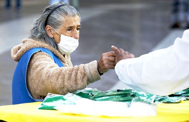 Strigătul tulburător al unei bătrânici de 83 de ani din Brașov: „Vă rog, luați-mi o pâine, vă dau banii la pensie”