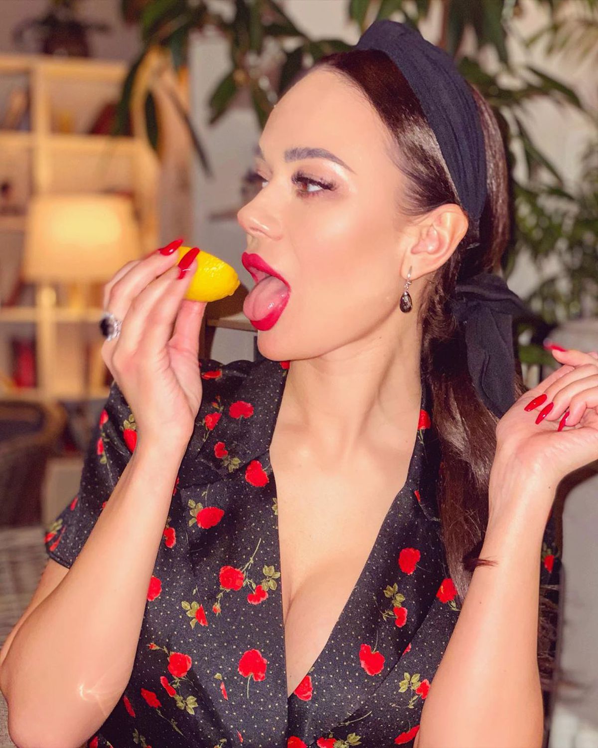 O actriță din Rusia a demonstrat cum poți fi sexy purtând doar hârtie igienică :) » Imagini senzaționale cu focoasa rusoaică