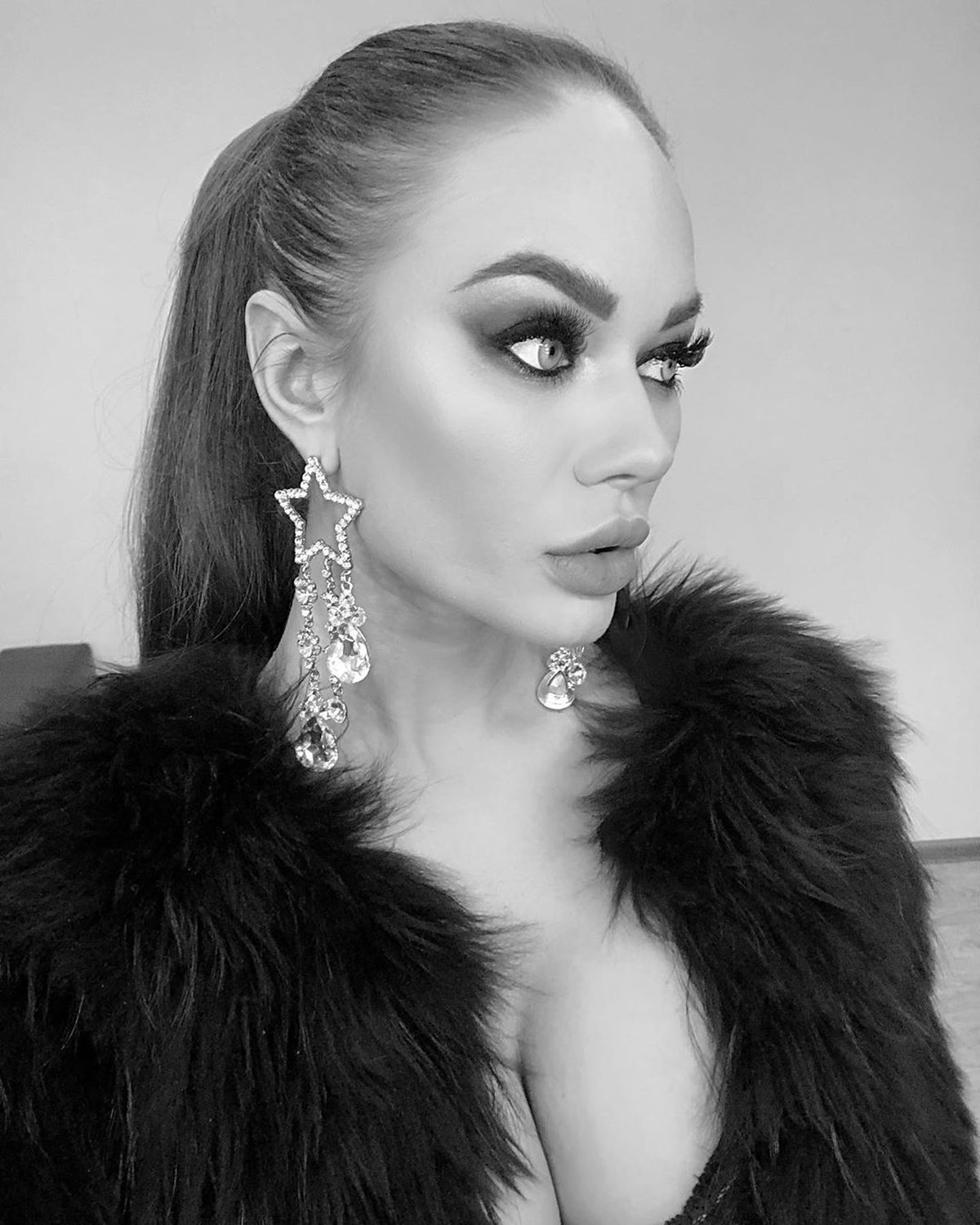 O actriță din Rusia a demonstrat cum poți fi sexy purtând doar hârtie igienică :) » Imagini senzaționale cu focoasa rusoaică