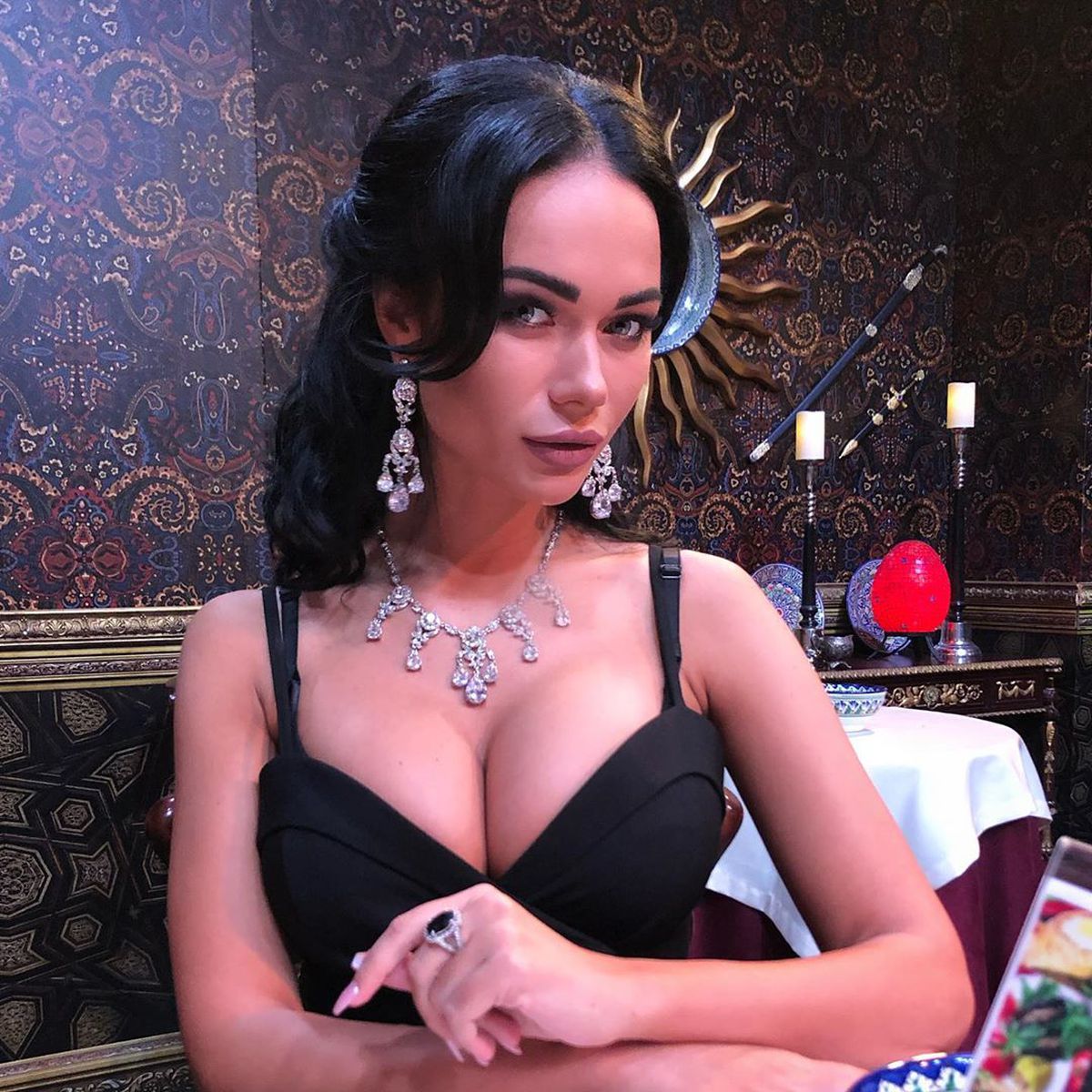 O actriță din Rusia a demonstrat cum poți fi sexy purtând doar hârtie igienică :) » Imagini senzaționale cu focoasa rusoaică