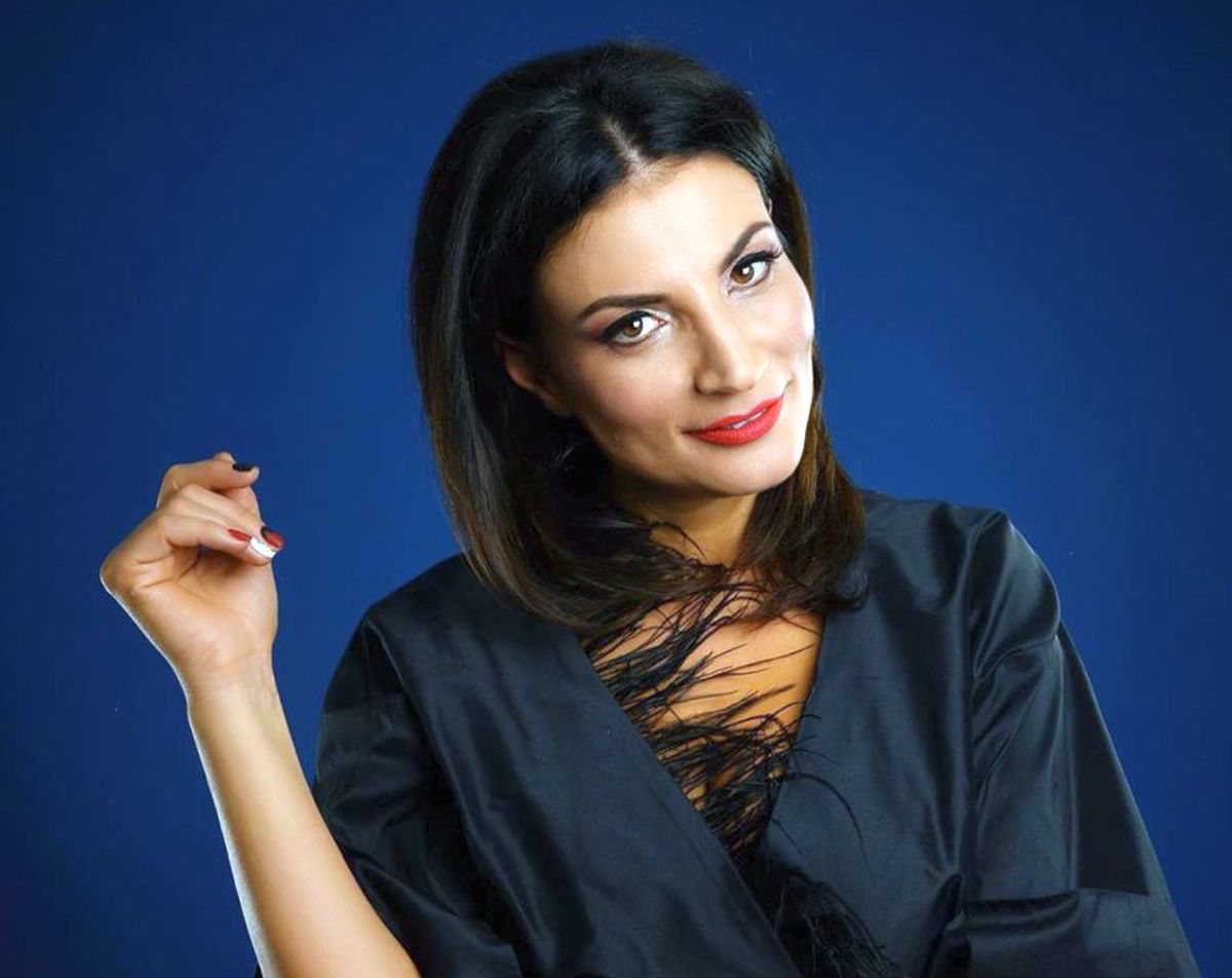 GALERIE FOTO Vă mai aduceți aminte de Ioana Ginghină? Sexy-bruneta din telenovelele românești se distrează din plin, la 42 de ani