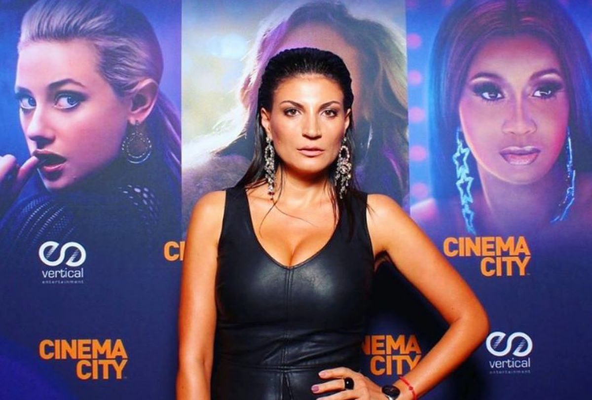 GALERIE FOTO Vă mai aduceți aminte de Ioana Ginghină? Sexy-bruneta din telenovelele românești se distrează din plin, la 42 de ani