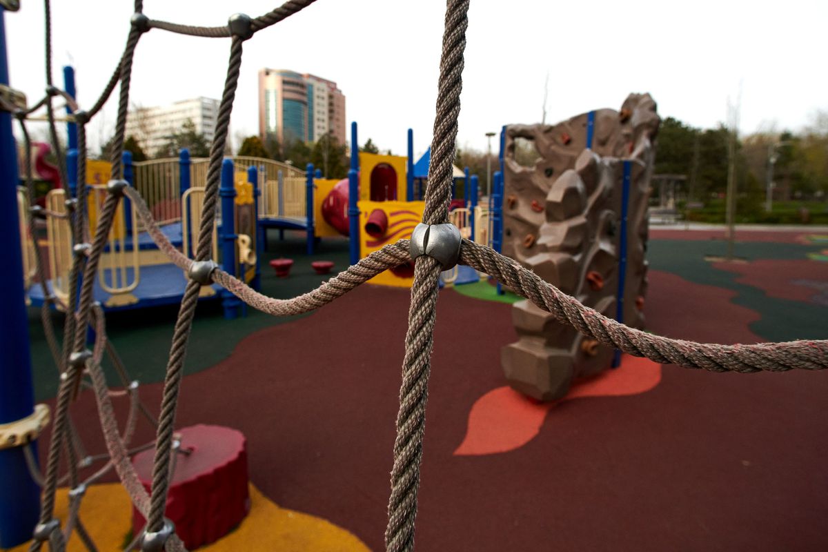 Imagini din parcurile bucureștene după ce au fost închise