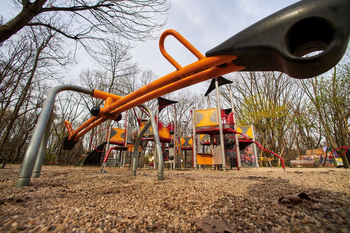 Imagini din parcurile bucureștene după ce au fost închise