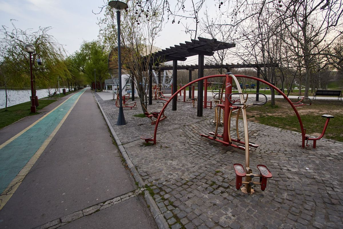 Imagini din parcurile bucureștene după ce au fost închise