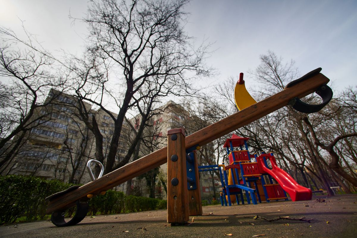 Imagini din parcurile bucureștene după ce au fost închise