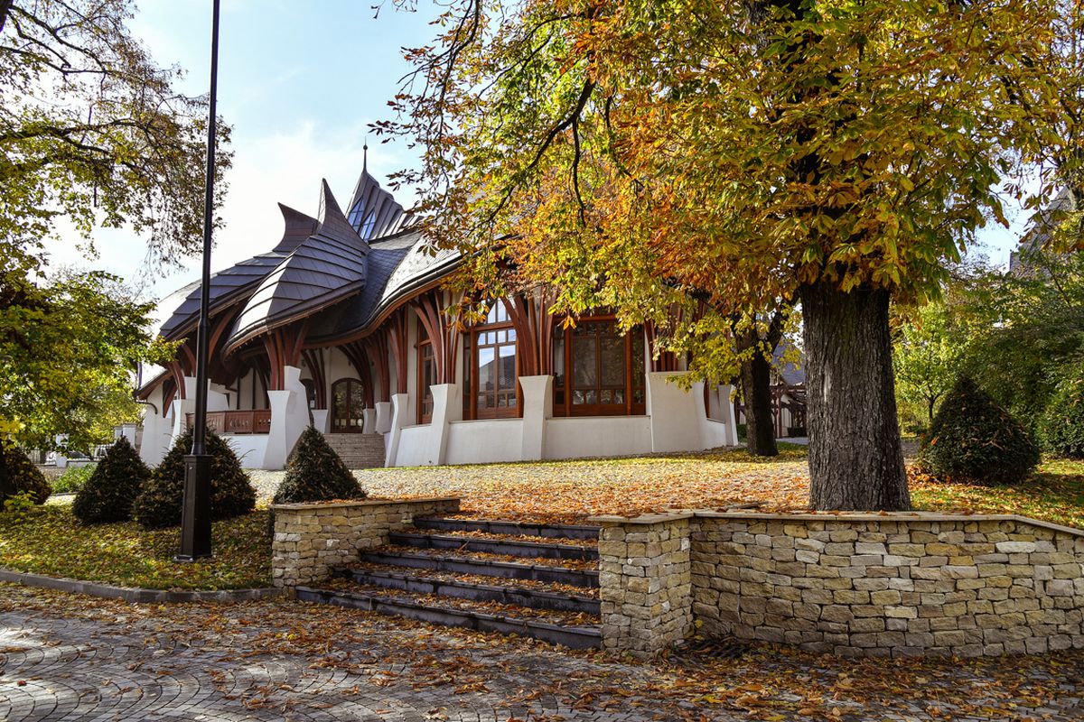 La 870 de km de București găsim un stadion unic în lume: cetate medievală, mănăstire sau arenă de fotbal?
