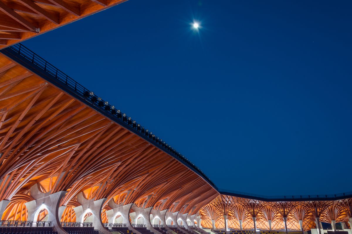 La 870 de km de București găsim un stadion unic în lume: cetate medievală, mănăstire sau arenă de fotbal?