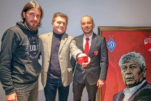 Frații Igor și Grigori Surkis au primit carduri de membri Elite DDB, pentru ajutorul acordat 