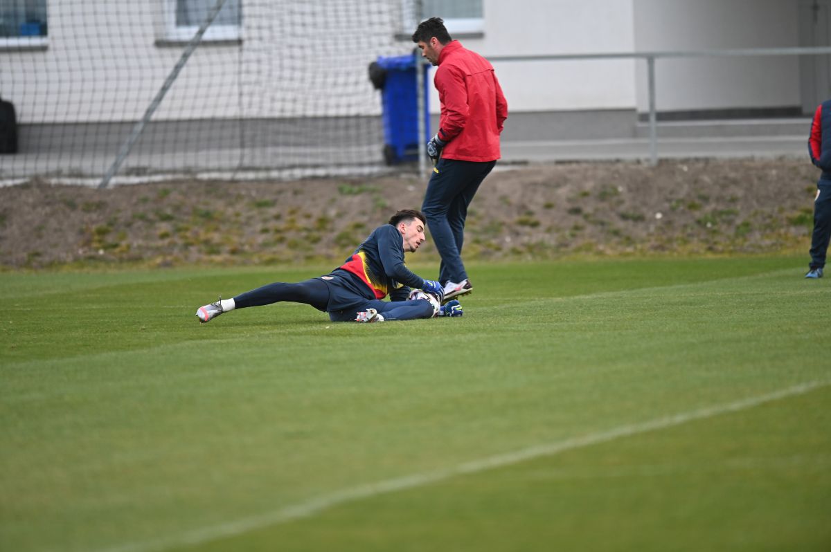 Imagini de la antrenamentul oficial al României U21 » 3 jucători, băgați în „ședință” de Adrian Mutu