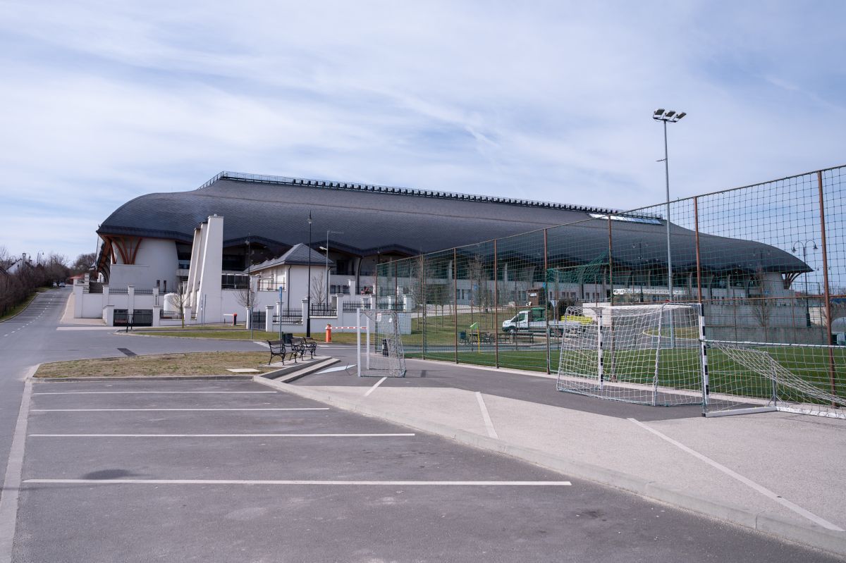 La 870 de km de București găsim un stadion unic în lume: cetate medievală, mănăstire sau arenă de fotbal?