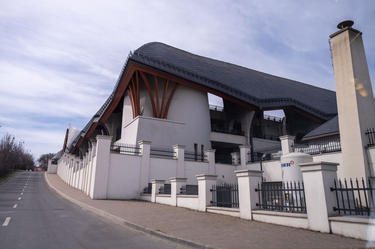 La 870 de km de București găsim un stadion unic în lume: cetate medievală, mănăstire sau arenă de fotbal?