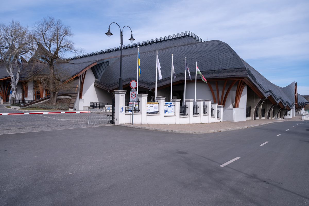 „Tricolorii”, în fieful lui Viktor Orban » Israel - România se dispută într-un sat în care prim-ministrul maghiar a investit zeci de milioane de euro