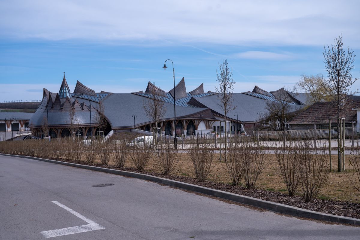 La 870 de km de București găsim un stadion unic în lume: cetate medievală, mănăstire sau arenă de fotbal?