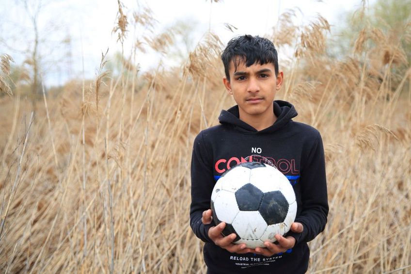 Povestea lui Gigel Enache, băiatul de 14 ani care s-a născut şi a crescut în Delta Văcăreşti, i-a emoţionat pe cititorii Gazetei, care au donat 8.250 de lei pentru a-l ajuta pe micuţul fotbalist.
