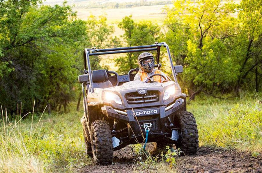 Prin ce se caracterizează experiența de pilotare a unui vehicul CFMOTO și care sunt avantajele pentru rideri