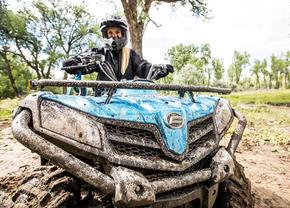 Prin ce se caracterizează experiența de pilotare a unui vehicul CFMOTO și care sunt avantajele pentru rideri