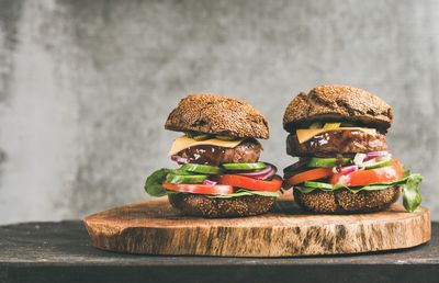 Românii sunt pasionați de fotbal și de grătare - carnea de vită Karpaten Premium Angus perfectă pentru amândouă