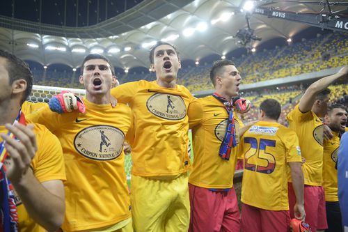 Gardoș și colegii săi de la FCSB (pe atunci cunoscută ca Steaua), bucuroși după un nou trofeu