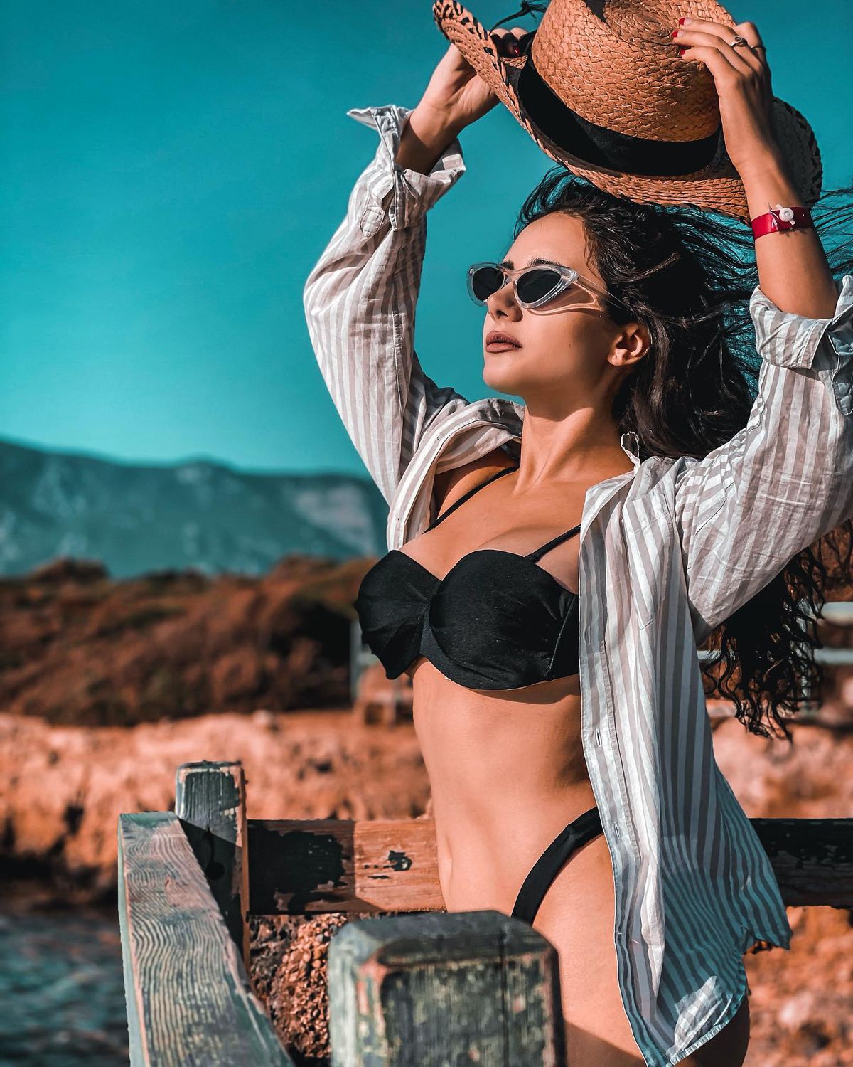 Cea mai hot prezență la România - Belarus » Actrița care a atras toate privirile