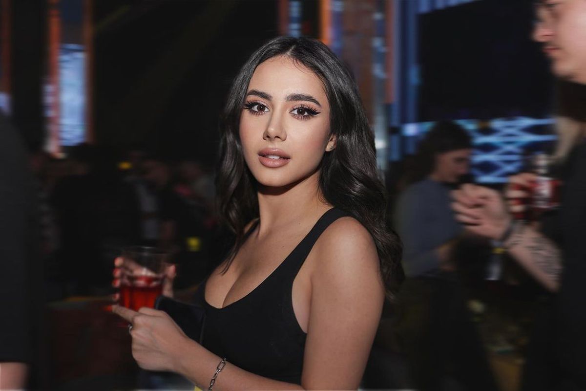 Cea mai hot prezență la România - Belarus » Actrița care a atras toate privirile