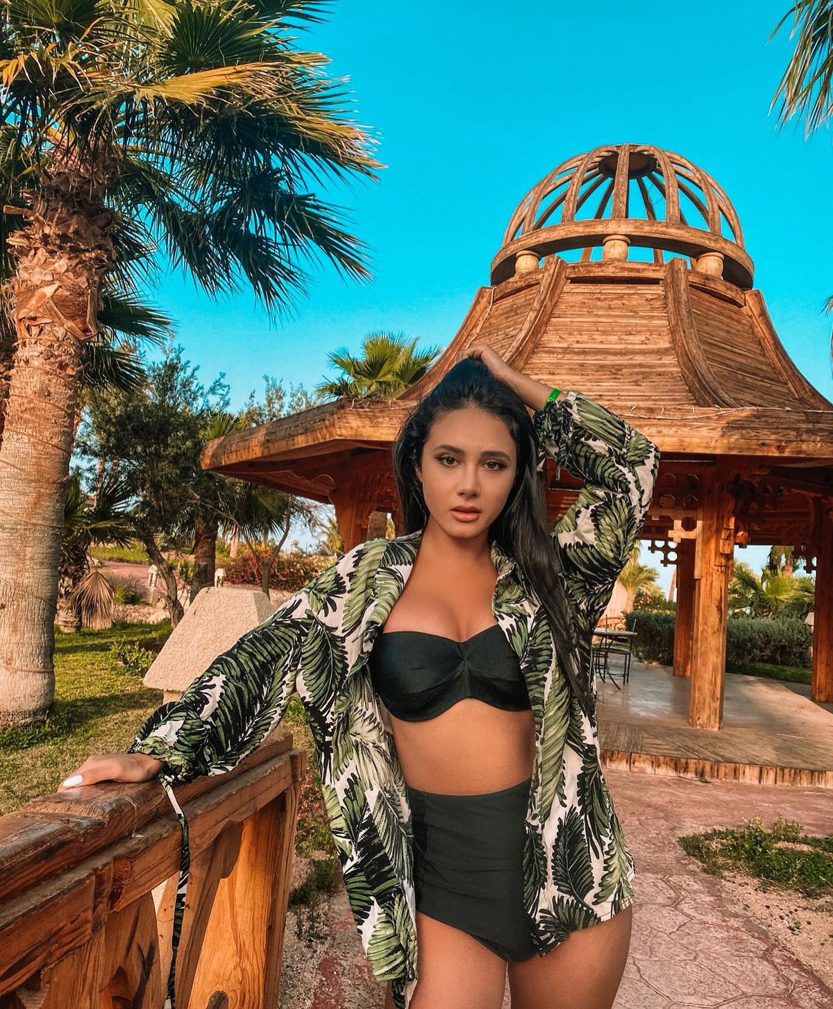 Cea mai hot prezență la România - Belarus » Actrița care a atras toate privirile