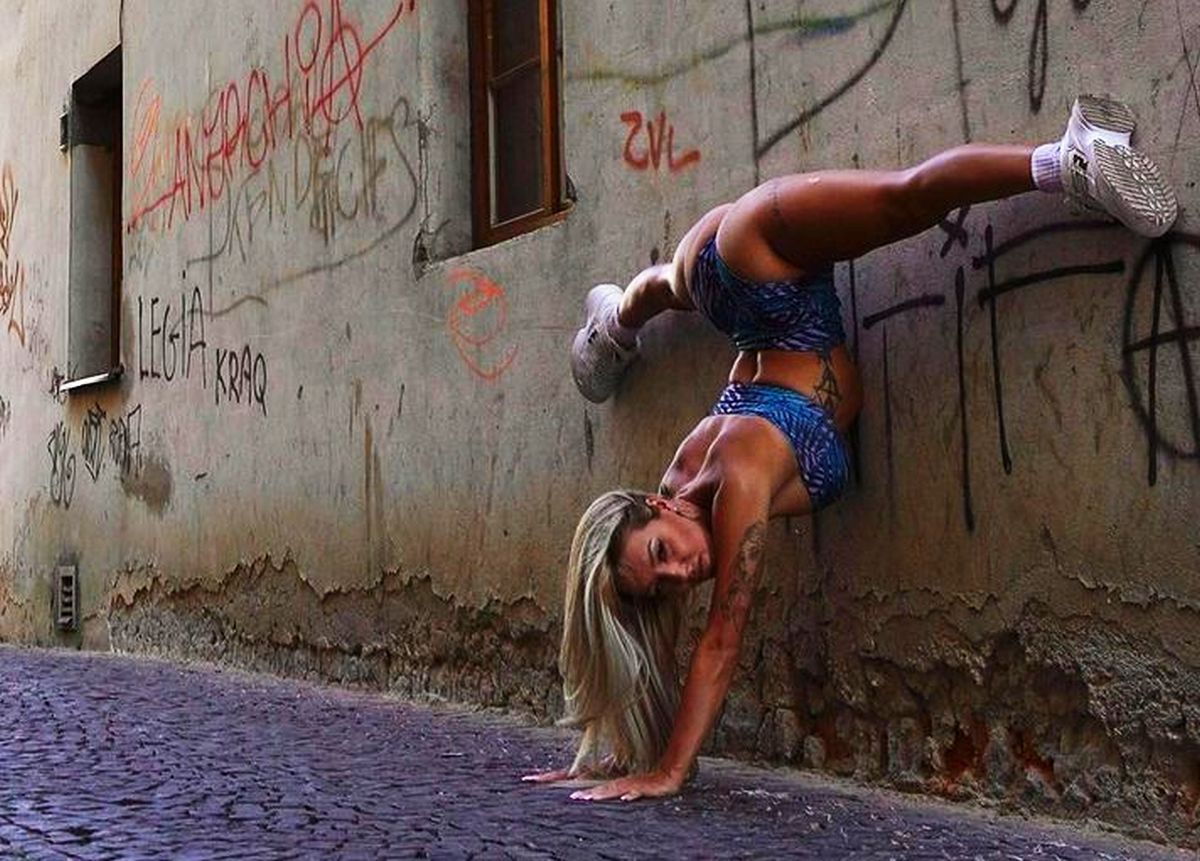 „Regina twerk-ului” s-a îmbrăcat în alb-albastru și a venit pe stadion să-și susțină soțul