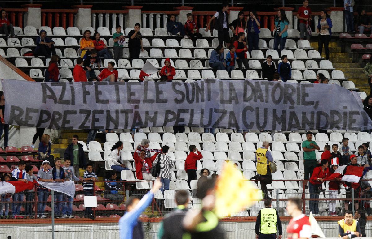 Pyro, bannere și injurii la adresa Stelei » Ce s-a întâmplat când Dinamo a jucat cu femei și copii în tribune: imagini din arhiva GSP