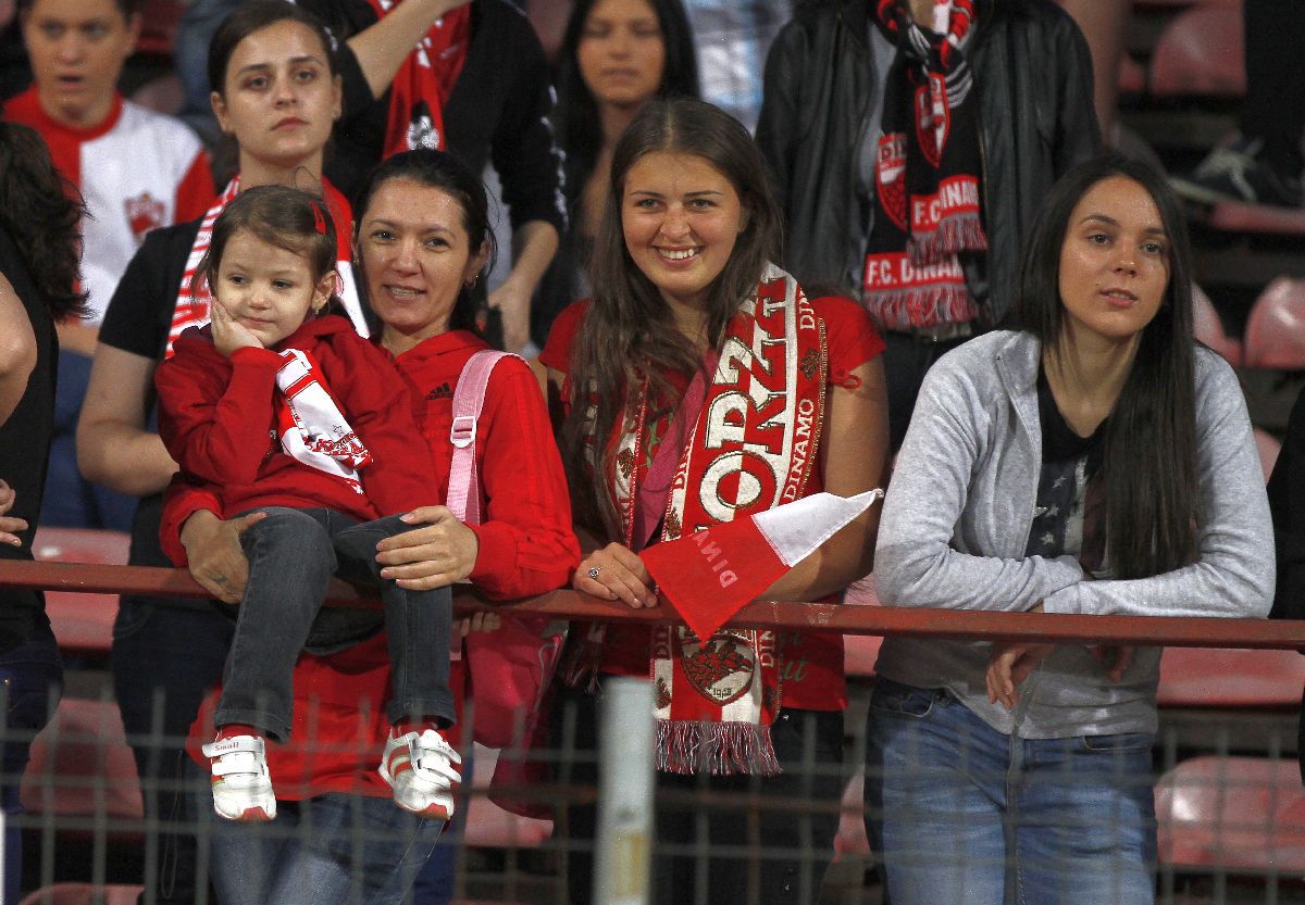 Pyro, bannere și injurii la adresa Stelei » Ce s-a întâmplat când Dinamo a jucat cu femei și copii în tribune: imagini din arhiva GSP