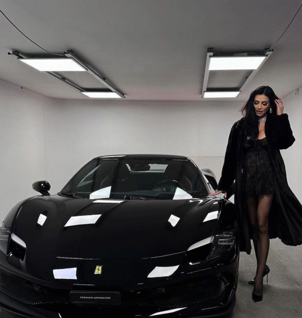 Fotomodelul român care s-a iubit în trecut cu un fotbalist din Serie A și cu un pilot de Moto GP, răsfățată de iubitul milionar de Valentine's Day