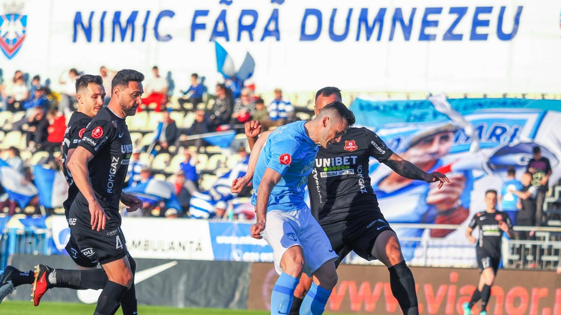 Jucători FC Hermannstadt și FC Voluntari în duel pe teren la baraj promovare Superliga pe Stadionul Municipal din Sibiu | sursa foto: Gazeta Sporturilor