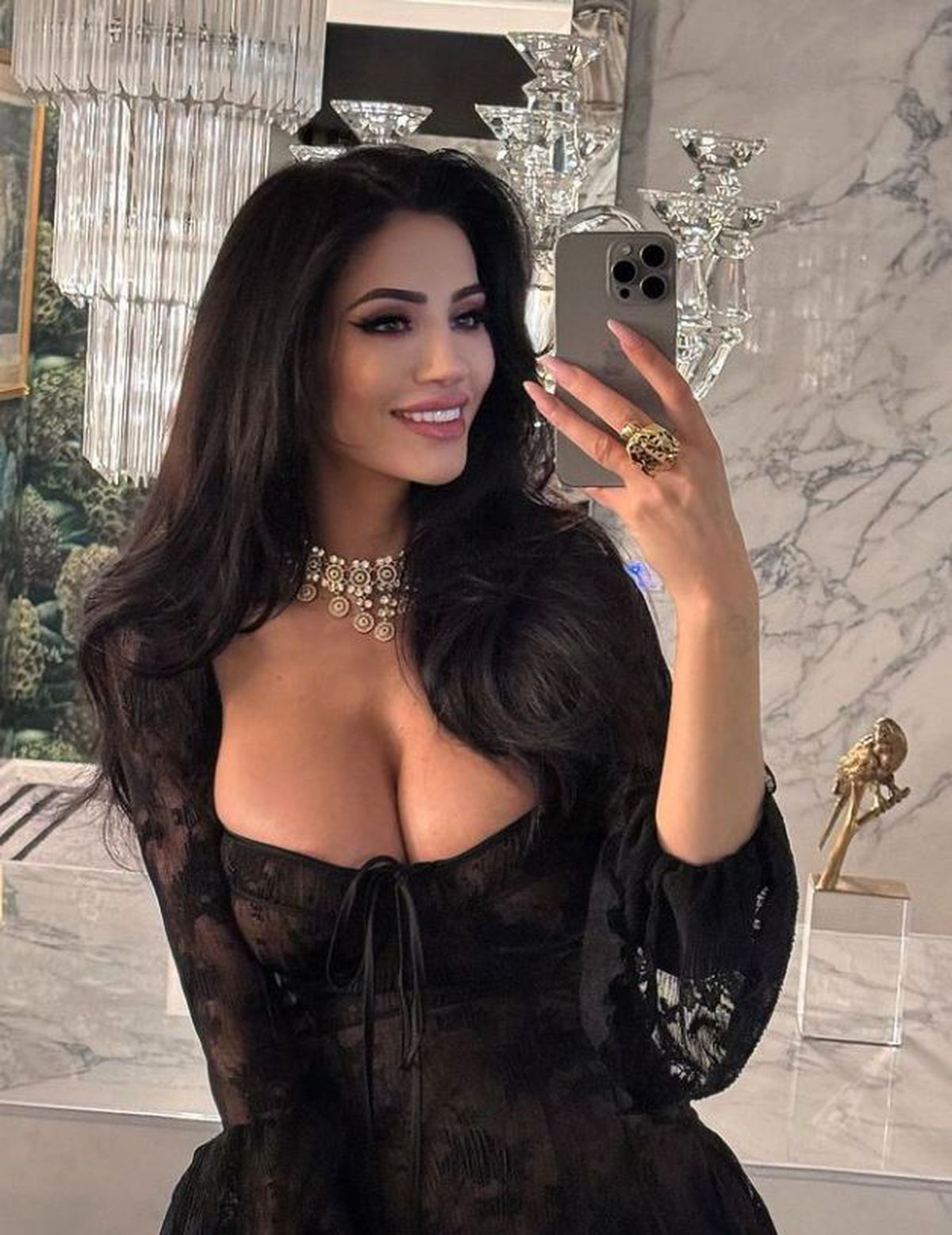 Fotomodelul din Pașcani l-a hipnotizat pe Philipp Plein cu decolteul generos » Într-o rochie mulată în brațele designerului