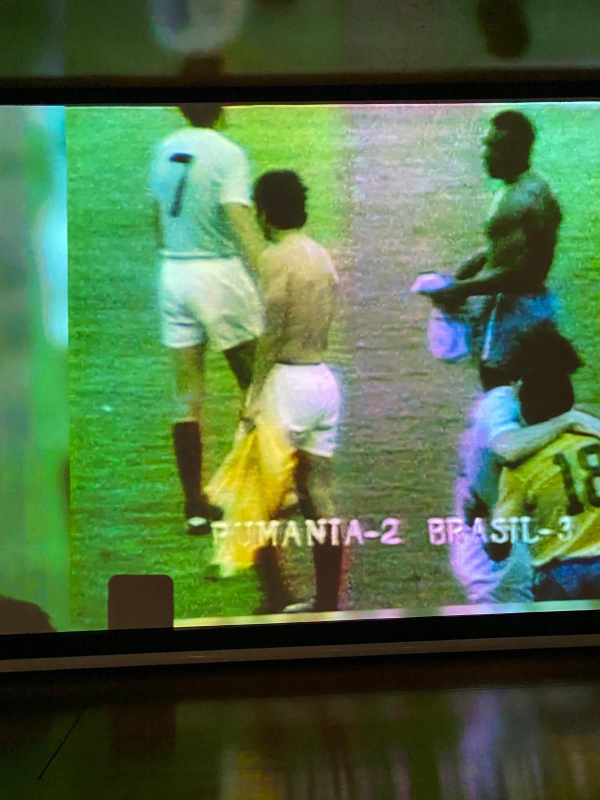 Schimb de tricouri Mircea Lucescu - Pele