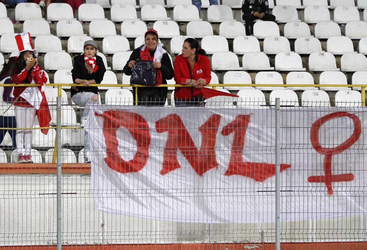 Ziua în care Dinamo a jucat cu femei și copii în tribune: bannere, pyro și injurii la adresa rivalelor