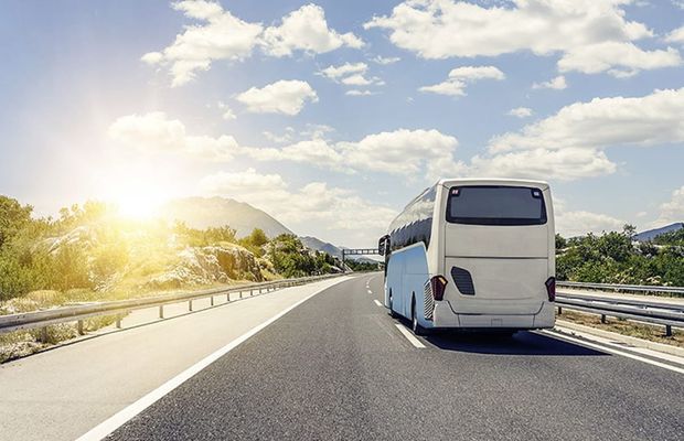 De ce preferă românii călătoriile cu autocarul şi autobuzul în loc de călătoriile cu trenul