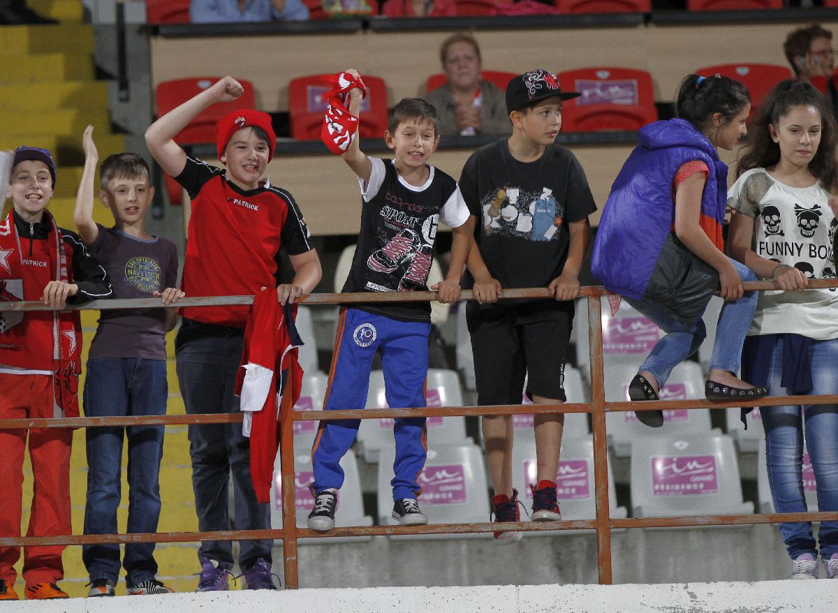 Pyro, bannere și injurii la adresa Stelei » Ce s-a întâmplat când Dinamo a jucat cu femei și copii în tribune: imagini din arhiva GSP