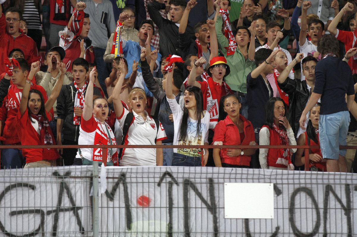 Pyro, bannere și injurii la adresa Stelei » Ce s-a întâmplat când Dinamo a jucat cu femei și copii în tribune: imagini din arhiva GSP