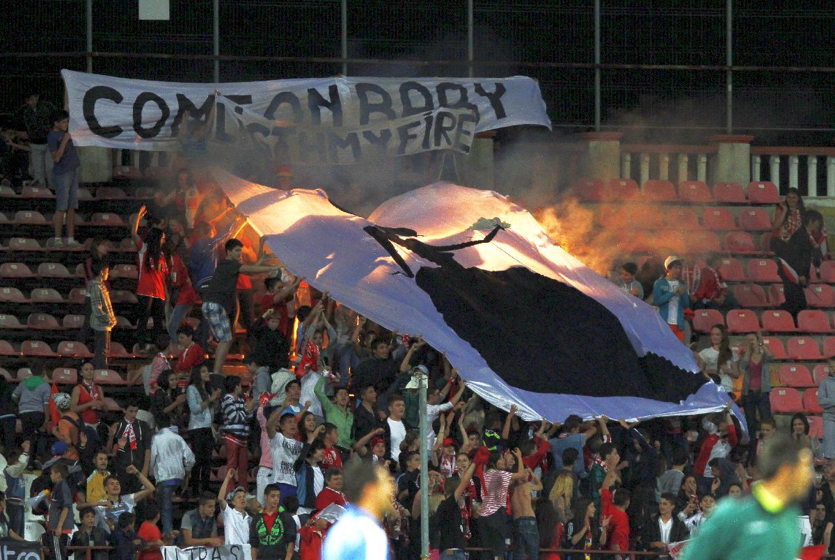 Ziua în care Dinamo a jucat cu femei și copii în tribune: bannere, pyro și injurii la adresa rivalelor