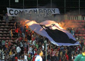 Pyro, bannere și injurii la adresa Stelei » Ce s-a întâmplat când Dinamo a jucat cu femei și copii în tribune: imagini din arhiva GSP
