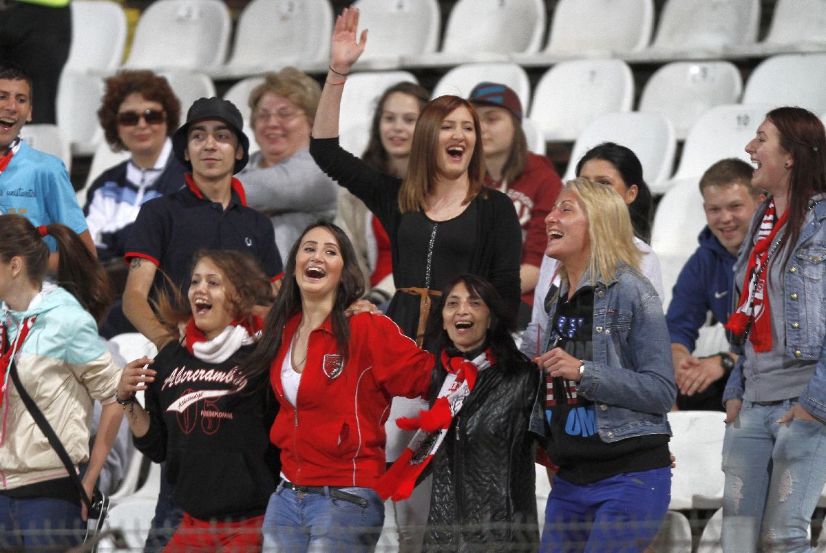 Pyro, bannere și injurii la adresa Stelei » Ce s-a întâmplat când Dinamo a jucat cu femei și copii în tribune: imagini din arhiva GSP