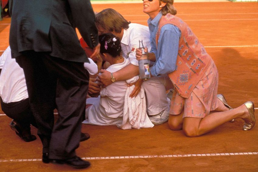 Monica Seleș a fost înjunghiată de un fan obsedat chiar pe teren