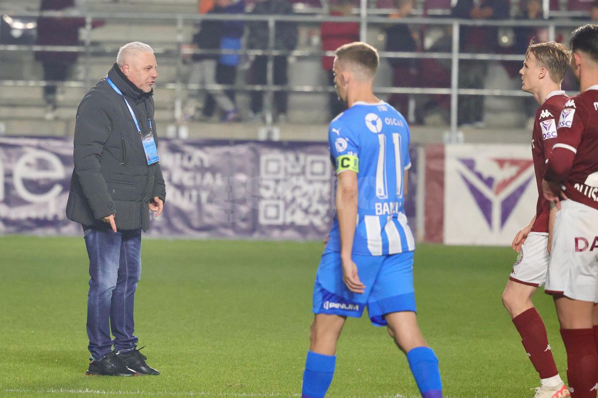Marius Șumudică, un car de nervi la pauza meciului Rapid - Craiova: s-a certat cu propriii elevi, cu arbitrul și cu staff-ul adversarei