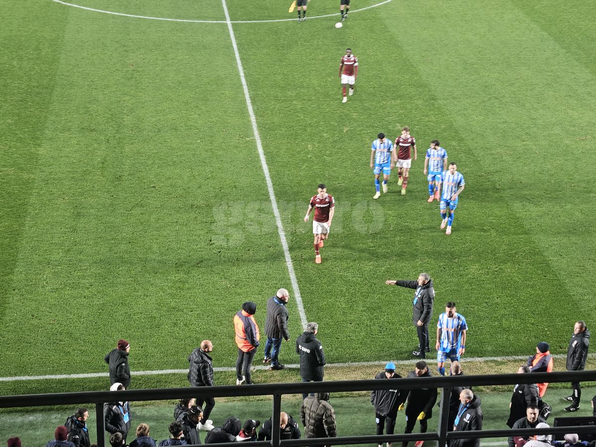 Marius Șumudică, un car de nervi la pauza meciului Rapid - Craiova: s-a certat cu propriii elevi, cu arbitrul și cu staff-ul adversarei