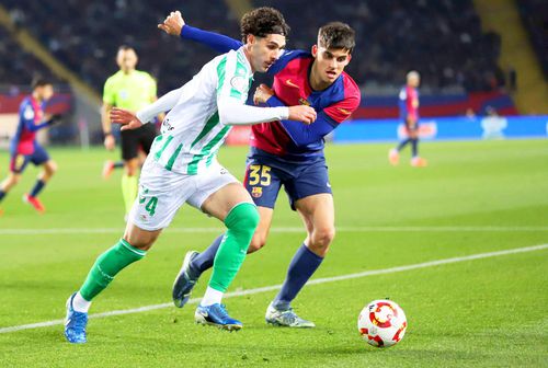 Johnny Cardoso, în duel cu Gerard Martin de la Barcelona. Foto: Imago Images