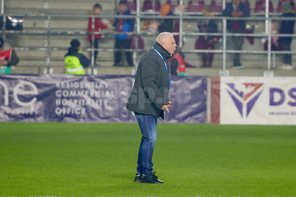 Marius Șumudică, nervos la pauza meciului Rapid - Universitatea Craiova